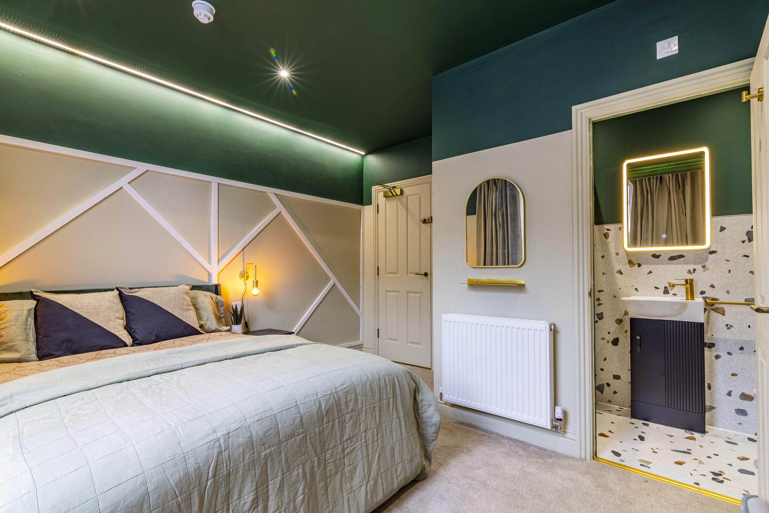 Stylish student bedroom with en-suite bathroom